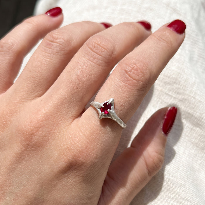 Ignis Verstellbarer Ring | Rubin + Silber